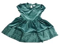 Smaragdové sametové šaty se vzorem name it.