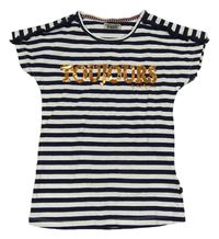 Tmavomodro-bílé pruhované tričko s nápisem