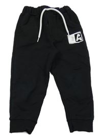 Černé tepláky s potiskem