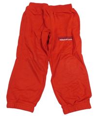 Červené tepláky s nápisem 