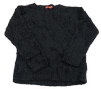 Čierny chlpatý sveter