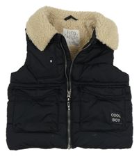 Čierna prešívaná šušťáková zateplená vesta s nášivkou a huňatým golierikom F&F