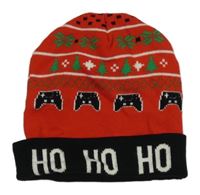 Červeno-černá vánoční čepice s nápisem a ovladači a stromečky a vločkami