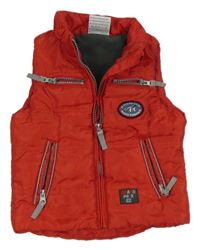 Červená šušťáková zateplená vesta s nášivkou