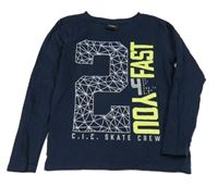 Tmavomodré tričko s nápisom a číslom Chapter young