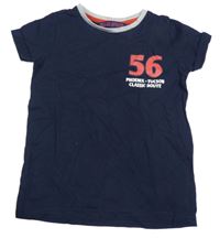 Tmavomodré tričko s číslem 