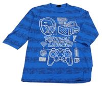 Modré pruhované triko s ovladačem a nápisem C&A