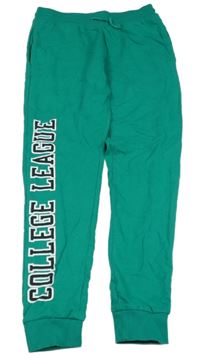 Zelené tepláky s nápisem 