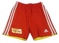 Červené športové kraťasy s nášivkou Adidas