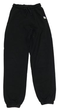 Černé tepláky s nášivkou George