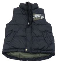 Tmavomodrá prošívaná šusťáková zateplená vesta s nápisy a číslem OVS