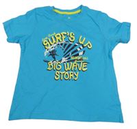 Azurové tričko s nápismi a žralokom lupilu