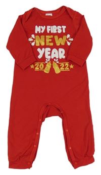 Červený overal s nápismi