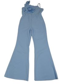 Světlemodrý společenský kalhotový overal s květinou 