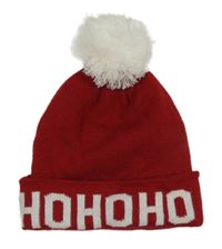 Červeno-biela čapica s nápisom a brmbolcom