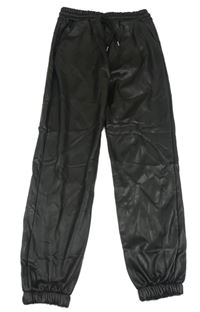 Černé koženkové cuff kalhoty 