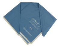 Modro-bílý šátek s nápisom Mango