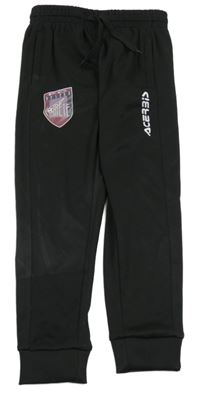 Černé fotbalové tepláky s erbem 