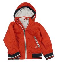 Červeno-tmavomodrý šusťákový jarní bomber s nápisy a odepínací kapucí H&M