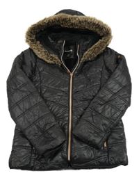 Černá prošívaná šusťáková přechodová bunda s kapucí s kožešinou Firetrap