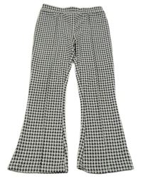 Čierno-biele vzorované flare nohavice Tu