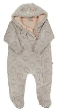 Bílo-starorůžová chlupatá zateplená kombinéza se srdíčky a kapucí