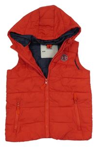 Červená šusťáková zateplená vesta s nášivkou a kapucí Topolino