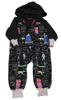 Černá softshellová kombinéza s obrázky a nápisy a kapucí 