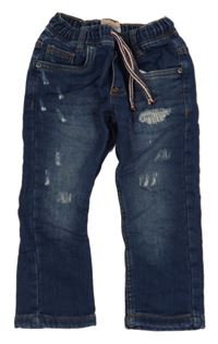 Tmavomodré teplákové rifle s vyšúchaním