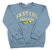Svetlomodrá mikina s nápismi a skateboardom