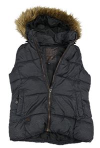 Antracitová melírovaná šušťáková zateplená vesta s kožešinou na kapuci C&A