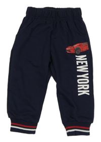 Tmavomodré tepláky s autom a nápismi