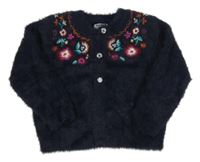 Tmavomodrý chlupatý propínací svetr s květy 