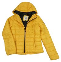 Tmavožlutá prošívaná šusťáková přechodová bunda s nášivkou a kapucí C&A