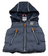 Tmavomodrá melírovaná prošívaná šusťáková zateplená vesta s nášivkou a kapucí CAMPUS