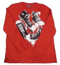 Červená mikina s teniskami C&A