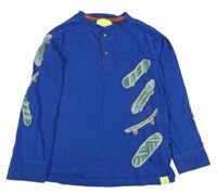 Modré tričko so skateboardmi  a gombíkmi White Stuff