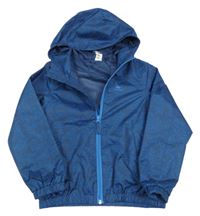 Tmavomodrá vzorovaná šušťáková funkčná bunda s logom Quechua