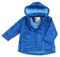 Modrá softshellová bunda s kapucňou a nápismi