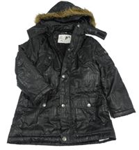 Čierna lesklá kockovaná šušťáková zimná bunda s kapucňou s kožešinou