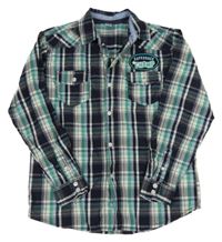 Tmavomodro-zeleno-biela kockovaná košeľa s nášivkou