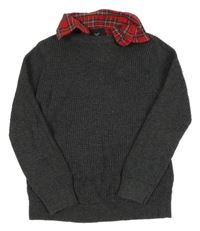 Tmavosivý sveter s kockovaným košeľovým golierom