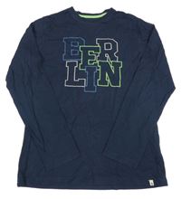 Tmavomodré triko s nápisem