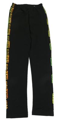 Čierne tregíny s nápismi