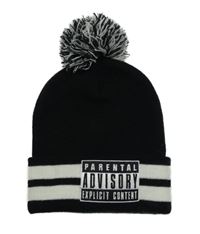 Černá čepice s nášivkou a bambulí