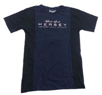 Tmavomodro-čierne tričko s nápisom Hersey