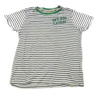 Bielo-tmavomodré pruhované tričko s nápisom