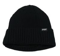 Čierna rebrovaná pletená zateplená čapica s nápisom
