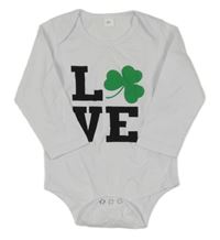 Bílé body s nápisem a trojlístkem 