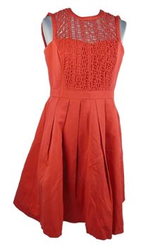Dámské červené koktejlové šaty s krajkovým živůtkem Warehouse 